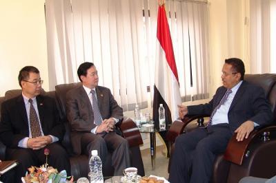 Almotamar Net - Sanaa- Minister of  Telecommunication and Information Technology  (MTIT), Dr Ahmed Obeid Bin Dagher  held meeting  , here . on Sunday with  Mr Chang Hua ,the  ambassador  of Republic of China in Yemen 
  
At meeting  , number of topics discussed related to promotion of mutual cooperation between the two brotherly counties particularly in the telecommunication sector and information technology.

The Minister , Dr Bin Dagher highly appreciated the role played by the Peoples Republic of China  that provide Yemen with assistance in a number of development  areas , stressing that National Reconciliation Government should take best use of the advantages provided by China in various fields specially in trade, economy and information technology .

The meeting discussed the preparations  for meetings of Yemeni-Chinese Joint committee  to support aspects of joint cooperation and activating the protocols and agreements between the two brotherly countries.
