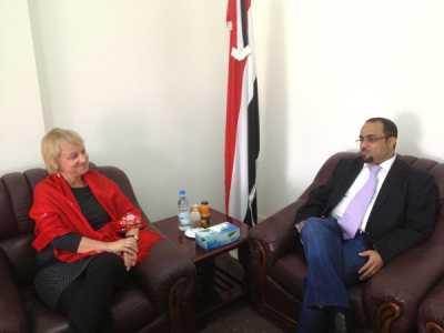 Almotamar Net - The parliament member Yasir Al-Awadi has met with head of the European Union Mission to Yemen ambassador Bettina Muchyt.

The two officials reviewed issues related to mutual relations between the parliament and the European Parliament as well as means to improve the two sides cooperation relations.

Al-Awadi pointed out to the importance of developing their relations, particularly after the political settlement witnessed in Yemen and holding the National Dialogue Conference (NDC) as a solution to address the countrys problems.
