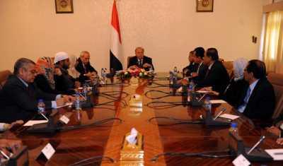 Almotamar Net - 
President Abd Rabbo Mansour Hadi received on Monday at the Presidential House the Constitution Drafting Committee headed by Ismail al-Wazeer.

The president was briefed, during the meeting, on what has been achieved so far in stepts of drafting the constitution according to the outcomes of the comprehensive national dialogue (NDC).

"The Yemeni people are weary of renovations to the Yemeni house and there must be a new construction on a new reality and a new system of rule that keeps pace with the requirements of the Yemeni people ", the president said.
