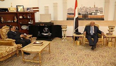 Almotamar Net -  President Abdu Rabbu Mansour Hadi received on Tuesday Tunisian ambassador to Yemen, Jamal al-Jowayli on the occasion of the end of his diplomatic term in Yemen.

At the meeting, Hadi praised all efforts made by the Tunisian ambassador in the path of boosting the bilateral relations between the two countries.
