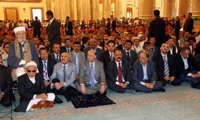 Almotamar Net -  President Abdu Rabbu Mansour Hadi along with former President Ali Abdullah Saleh performed on Monday the prayer of Eid al-Fitr at Al-Saleh Mosque in the capital Sanaa.

The Eid prayer was also attended by parliament Speaker, Yahya al-Raei his deputy Hamir al-Ahmer, President Hadis advisors, and Prime Ministers deputies, Ahmed Obaid Bin Daghr and Abdullah Mohssen al-Akwaa, besides a number of ministers, military and security leaders, the heads of the political parties, civil society organizations, and social, political and cultural figures.
