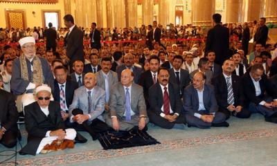 Almotamar Net -  President Abdu Rabbu Mansour Hadi along with former President Ali Abdullah Saleh performed on Monday the prayer of Eid al-Fitr at Al-Saleh Mosque in the capital Sanaa.

The Eid prayer was also attended by parliament Speaker, Yahya al-Raei his deputy Hamir al-Ahmer, President Hadis advisors, and Prime Ministers deputies, Ahmed Obaid Bin Daghr and Abdullah Mohssen al-Akwaa, besides a number of ministers, military and security leaders, the heads of the political parties, civil society organizations, and social, political and cultural figures.
