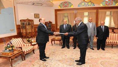 Almotamar Net - President Abd-Rabbu Mansour Hadi received here on Monday the credentials of a number of Arab and foreign ambassadors to Yemen.

Hadi received the credentials of Egyptian ambassador, Yousef al-Sharqawi, Eritrean ambassador Mohammed Sheikh Abdul Jalil, Dutch ambassador Aldrik Gierveld, and French ambassador Jean Marc Grosjean.

During separate meetings, President Hadi welcomed the diplomats, affirming that they will receive all the care and facilities to carry out their missions in Yemen.

