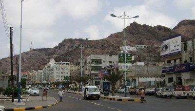 Almotamar Net - A car of an intelligence officer exploded on Wednesday in Aden province due to an explosive device planted in the car.

The car belongs to Colonel Naser Muqaileh, an officer in the military intelligence, an official at Aden police said, adding that the explosion led to the killing of his son, who was driving the car.
