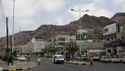 Almotamar Net - A car of an intelligence officer exploded on Wednesday in Aden province due to an explosive device planted in the car.

The car belongs to Colonel Naser Muqaileh, an officer in the military intelligence, an official at Aden police said, adding that the explosion led to the killing of his son, who was driving the car.
