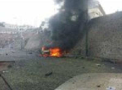 Almotamar Net - The governor of Aden province Jaafar Mohamed Saad, appointed by the fugitive Abd Rabbo Mansour Hadi, was killed in an explosion targeted his car in Aden city on Sunday.

Local sources said that the blast targeted the car as it passed in the road between the areas of Gold Moore and Fath in Tawahi district.
