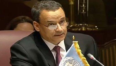 Almotamar Net - 
The UN envoy to Yemen confirmed on Monday that the consensus of the participants in Yemeni peace talks held in Kuwait on bringing peace makes reaching a solution possible. 

"There is no doubt that there are significant differences in views, but the consensus of the participants to bring peace makes it possible to reach a solution, the UN envoy Ismail Ould Cheikh Ahmed said in a statement issued after the talks session Monday. 

There are only two options; either to continue the war or to consult and make concessions in order to achieve peace and all parties should assume responsibility for their decisions, the UN envoy added.
