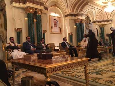 Almotamar Net - The national delegation arrived on Friday in Kuwait to resume the consultations according to its commitment with the United Nations.

Coming from Sanaa, the delegation arrived on Thursday evening to the Sultanate of Oman, where the delegation members met with the Omani Minister Responsible 