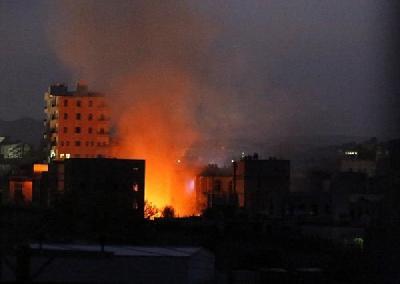 Almotamar Net - Saudi aggression warplanes resumed bombing the capital Sanaa late on Saturday night, officials said.
The planes struck al-Hafa area south of the capital four times.

The aerial bombing damaged citizens houses, public and private 
