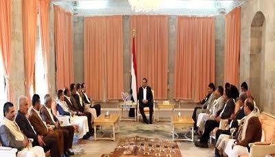 Almotamar Net - President of the Supreme Political Council Saleh al-Sammad and Vice-President Qasim Labuza met with chairman and members of the anti-aggression Yemeni parties bloc.

During the meeting, the president was briefed on the blocs political and social initiatives, as well as its ongoing efforts especially in the 