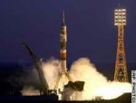 المؤتمر نت - انطلق طاقم رواد فضاء من قاعدة بكازاخستان صوب محطة الفضاء الدولية الجمعة ليحل محل الفريق الذي يدير المحطة، ويقضي ستة أشهر في مدار حول الأرض.
وقال متحدث باسم مراقبة الرحلة في موسكو، بعد أن انطلق صاروخ يحمل مركبة من طراز سويوز تي.ام.ايه-6 (Soyuz TMA-6 ) فجر الجمعة بادئا رحلة مدتها يومان إلى المحطة الفضائية، " تم الإطلاق ...