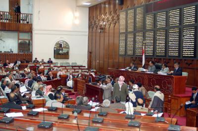 المؤتمر نت - اقر مجلس النواب اليوم بالأغلبية مشروع قانون تعديل بعض مواد قانون السلطة المحلية والخاصة بانتخاب المحافظين.وتراجع النواب عن تعديل البند السادس من الفقرة ج من المادة رقم 38 بطلب من الحكومة قدمته أمس لإعادة التداول في الفقرة التي اقتضى التعديل فيها على إقتصار أحقية الترشح لمنصب محافظ المحافظة للمسجلين في جداول الناخبين بالمحافظة حيث صوت البرلمان بالاغلبية على النص كما هو مقدم من الحكومة.