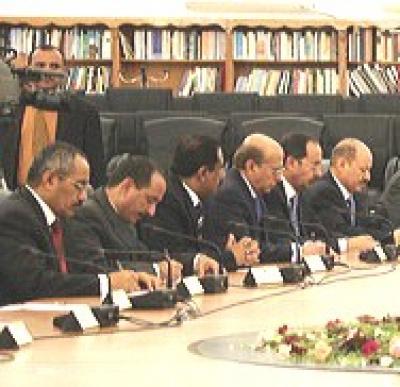 المؤتمر نت - ناقش الاجتماع المشترك لمجلس الوزراء والمحافظين الذي عقد اليوم الخميس برئاسة الدكتور علي محمد مجور رئيس مجلس الوزراء الاولويات الماثلة امام السلطة 
