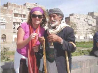 المؤتمر نت - سائحة اجنبية جوار مسن يمني بمدينة صنعاء القديمة - المؤتمرنت ارشيف