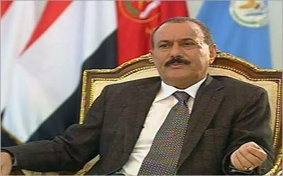 المؤتمر نت - أعرب الرئيس علي عبد الله صالح رئيس الجمهورية عن تفاؤله بأن العام الحالي 2010 م سيكون عام الأمن والاستقرار والسلام في اليمن .وقال نحن دعونا قبل أيام كل أطياف العمل السياسي,أحزاب المعارضة والسلطة إلى حوار جاد ومسؤول دون اللجوء إلى العنف والقوة ودون إقلاق السكينة العامة, باعتبار الحوار هو أفضل وسيلة لمعالجة أية قضايا ".