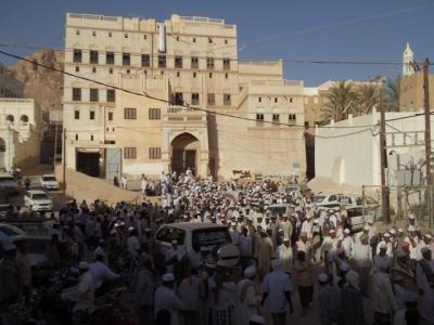 المؤتمر نت -   بقلوب يملؤها الحزن ويغمرها الأسى وبموكب جنائزي كبير ودعت مدينة تريم الغنّاء عصر هذا اليوم الثلاثاء الشاعر والأديب الأستاذ عبدالقادر محمد الكاف (أبو حداد) إلى مثواه الأخير بمقبرة زنبل .
