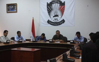 المؤتمر نت - قال الدكتور/عبدالعزيز صالح بن حبتور رئيس جامعة عدن اليوم الخميس (19 يناير2012م)، أن جامعة عدن ستظل متمسكة بدورها التعليمي وبرسالتها التنويرية، وستستمر برفد المجتمع بالكفاءات والكوادر المؤهلة من خريجيها بكل التخصصات لتعزيز جهود التنمية الوطنية الشاملة.
