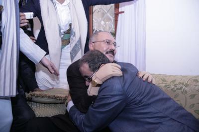 المؤتمر نت - قام الرئيس علي عبدالله صالح رئيس المؤتمر الشعبي العام بزيارة الشيخ صادق أمين أبوراس الأمين العام المساعد للمؤتمر الشعبي العام للشئون التنظيمية ونائب رئيس الوزراء الأسبق إلى منزل الأخير فور وصوله إليه قادماً من رحلة علاجية استغرقت عاماً كاملاً