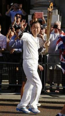 المؤتمر نت - قام بان كي مون الأمين العام للأمم المتحدة بحمل شعلة اولمبياد لندن 2012 يوم الخميس في وسط العاصمة البريطانية عشية انطلاق الالعاب.
