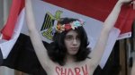 المؤتمر نت -  ظهرت علياء المهدي، الشابة المصرية التي نشرتا صورها العارية قبل سنة على حسابها في موقع فيسبوك، من جديد في العاصمة السويدية، ستوكهولم، حيث تعرت مع عدة نساء من جماعة "فيمن" احتجاجا على مشروع الدستور الجديد أمام سفارة بلادها