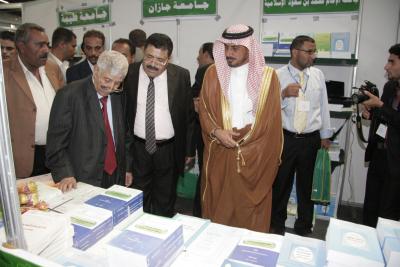 المؤتمر نت - افتتح وزير الثقافة الدكتور عبدالله عوبل ومعه شاعر اليمن الكبير الدكتور عبد العزيز المقالح اليوم معرض صنعاء الدولي الـ29 للكتاب، الذي تنظمه الهيئة العامة للكتاب بمشاركة أكثر من 230 دار نشر عربية ومحلية.