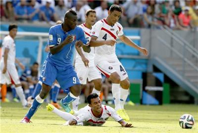 المؤتمر نت - فجّر منتخب كوستا ريكا ثاني مفاجآته في هذا المونديال بالفوز على منتخب إيطاليا بهدفٍ نظيف, وضمن تأهله بشكلٍ رسميّ لدور الـ 16, بعد الجولة الثانية