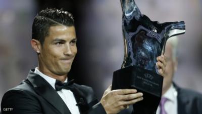 المؤتمر نت - فاز البرتغالي كريستيانو رونالدو بجائزة أفضل لاعب في أوروبا لموسم 2013-2014، خلال الحفل الذي أقيم في موناكو عقب سحب قرعة دورالمجموعات بدوري أبطال أوروبا لكرة القدم، الخميس.