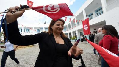 المؤتمر نت -  تونسية بعد مشاركتها في الاقتراع امس 