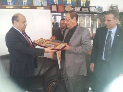 المؤتمر نت - بحث رئيس جامعة صنعاء الدكتور عبد الحكيم الشرجبي اليوم مع السفير المصري بصنعاء الدكتور يوسف احمد الشرقاوي ترتيبات توقيع اتفاقيتين للتعاون العلمي والأكاديمي بين الجامعة وجامعتي حلوان والمنوفية في مصر