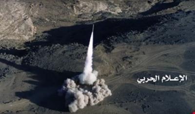 قصف معسكراً سعودياً في جيزان بصاروخ باليستي 