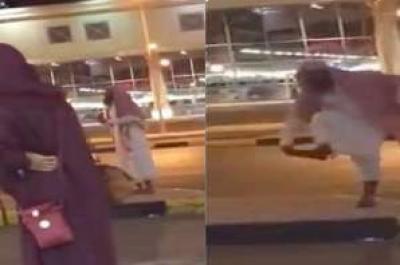 واعظ سعودي يقذف امرأة بحذائه في مكان عام	 