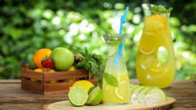 عصير الليمون البارد والدافئ.. أيهما أفضل للوقاية من كورونا.؟	 