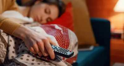 المؤتمر نت - قد يجد العديد من الناس راحة في النوم على ضوء التلفزيون، لكن يبدو أن لتلك العادة مخاطر جمة، قد تؤدي حتى إلى الوفاة المبكرة، بحسب ما كشفت دراسة حديثة