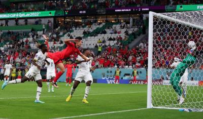المؤتمر نت - حقق المنتخب الغاني انتصاراً مثيراً على نظيره الكوري الجنوبي بنتيجة 3-2، في مباراة رائعة ومجنونة جمعتهما اليوم على إستاد المدينة التعليمية، ضمن الجولة الثانية من منافسات المجموعة الثامنة