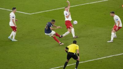 المؤتمر نت - واصل منتخب فرنسا مسيرته الناجحة في سبيل الدفاع عن لقبه عندما تأهل إلى ربع نهائي كأس العالم قطر 2022، بفوزه على نظيره البولندي 3-1. في اللقاء الذي جمعهما اليوم ضمن مباريات الدور ثمن النهائي