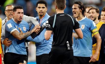 المؤتمر نت - الفيفا يوقف 4 لاعبين من منتخب الأوروجواي
