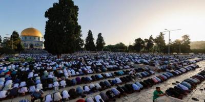 المؤتمر نت - أدى آلاف الفلسطينيين صلاة الجمعة في المسجد الأقصى المبارك، في ظل الإجراءات العسكرية المشددة التي تفرضها سلطات الاحتلال