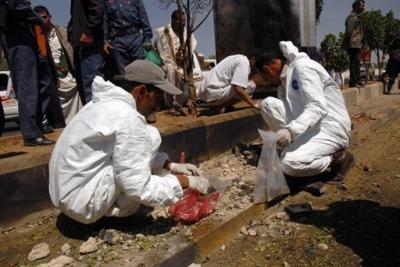 اثار عملية التفجير الانتحاري الفاشل الذي استهدف الوفد الكوري في صنعاء