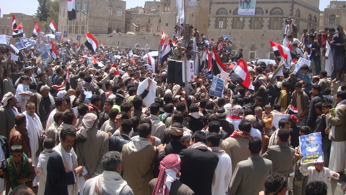 الالاف من ابناء محافظة ذمار يهتفون للشرعية والدعوة إلى الحوار