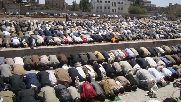 الآلاف يؤدون صلاة الجمعة في ساحة الوفاء بذمار