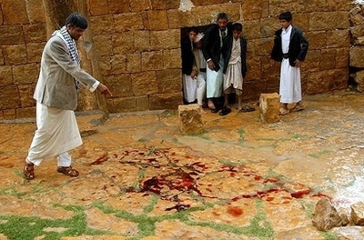 اثار الدم في ساحة المسجد الخارجية