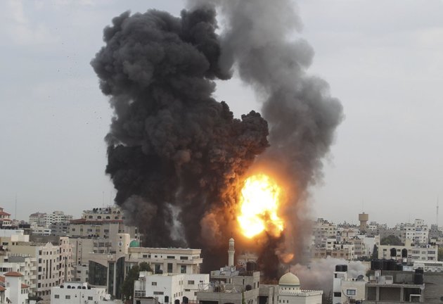 لقطة شديدة الوضوح لإنفجار صاروخ إسرائيلي في غزة