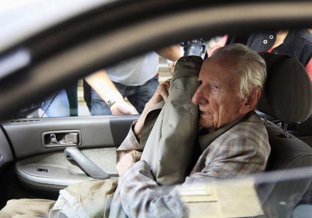  المجري لازلو ساتاراي، 97 عاما، المتهم بارتكاب جرائم حرب ضد اليهود خلال الحرب العالمية الثانية يغادر مبنى الادعاء العام