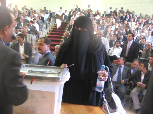 طبيبة تدلى بصوتها لاختيار النقابة الجديدة