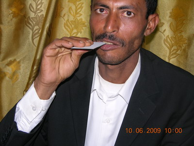عبدالله حمادي وهو ياكل الزجاج