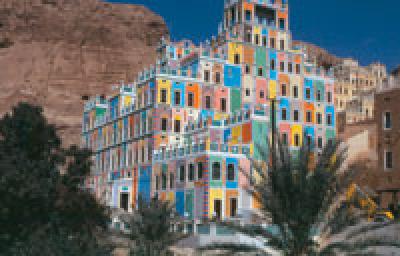 Almotamar Net - MAEVE KELYNACK SKINNER goes to Yemen and comes away fascinated by the countrys historical and archaeological wonders.  Covering almost 530,000 square kilometres across the heel of the Arabian peninsula, Yemen is roughly the size of France. Its highland borders skirt Saudi Arabia and Oman and its eastern and western coastlines border the Arabian and Red Seas, with the Gulf of Aden to the south. Within its territorial waters are some 200 islands.  Yemen has seven airports located at Sanaa, Aden, Taiz, Hodaidah, Al Mukalla, Al Ghaydah and Sayun. 