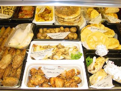 Almotamar Net - The term food allergy is often misapplied, leading many people to believe that they are allergic to certain foods when a more accurate term would be food intolerance. In fact, food allergy symptoms are caused either by a hypersensitivity reaction or by a simple food intolerance to specific components of a food. Symptoms of adverse reactions to food range from a simple rash to life-threatening anaphylaxis. Identification and avoidance of any foods that trigger a reaction is the only cure available for food allergy.