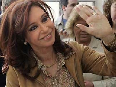 Almotamar Net - BUENOS AIRES, Argentina Oct 28, 2007 (AP) Several major exit polls suggested that first lady Cristina Fernandez de Kirchner won the presidency Sunday by a large enough margin to avoid a runoff. She would be the first woman ever elected to Argentinas presidency. 