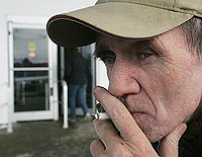 Almotamar Net - Every Thursday this month, ex-smokers tell how they exorcised their nicotine demons. This week: The reading cure. "Allen Carr will bore you to tears." Thats how a softball buddy sold me on Allen Carrs Easy Way to Stop Smoking, and the idea of limited motivational song-and-dance appealed to me. The book had apparently worked for my friend, and for many of his friends in turn. And with less than a week to go before my self-imposed date to quit on Nov. 1, 2007 -- in an effort to beat my impending 30th birthday and get a headstart on New Years resolutions -- I was desperate to stock up on as much anti-smoking paraphernalia as possible.