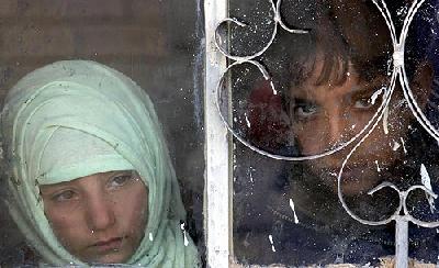 Almotamar Net - BAGHDAD -- U.S. bombers and fighter jets continued an aggressive attack on the southern outskirts of Baghdad this morning, unleashing 38 bombs in 10 minutes on suspected havens of the militant group Al Qaeda in Iraq.